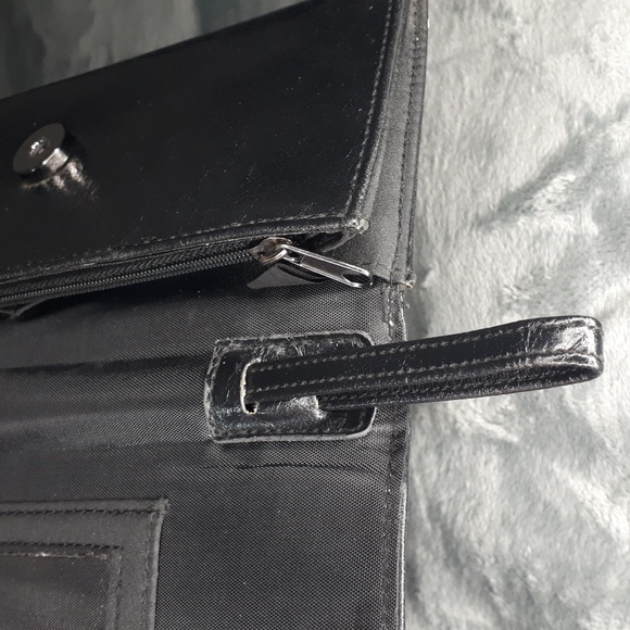 Kenneth Cole Reaction Black Wallet with wristlet - Picture 5 of 6